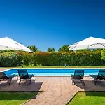 Rustic Stancija Martina With Pool In ヴィラ