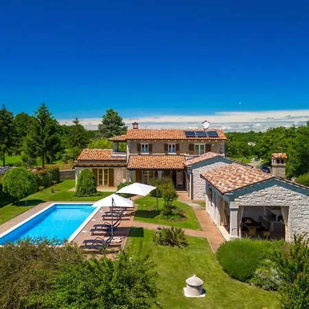 Villa Rustic Stancija Martina With Pool In Tinjan