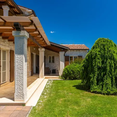 Rustic Stancija Martina With Pool In