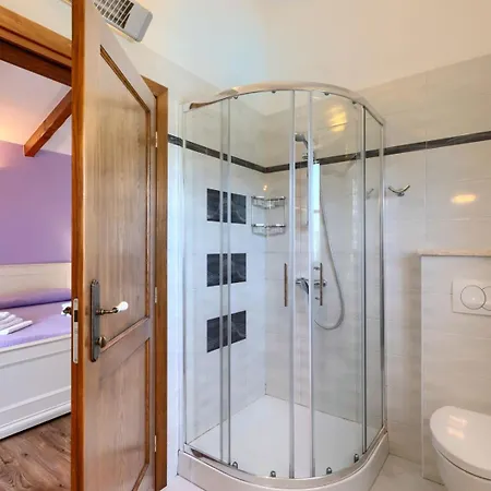 Villa Rustic Stancija Martina With Pool In Tinjan