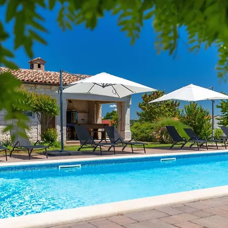 Rustic Stancija Martina With Pool In Tinjan