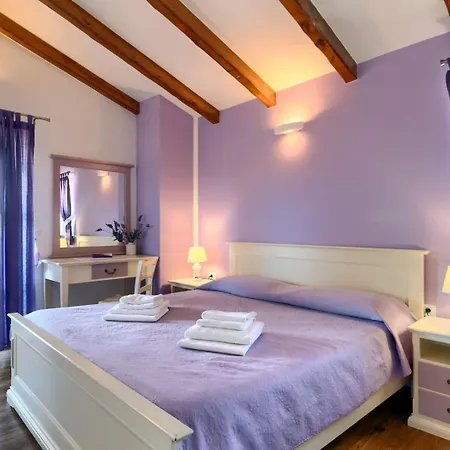 Rustic Stancija Martina With Pool In