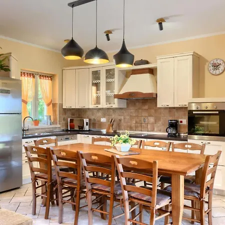 Rustic Stancija Martina With Pool In Tinjan