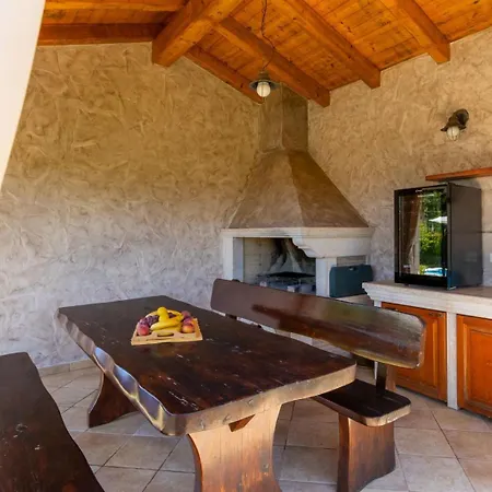 Rustic Stancija Martina With Pool In