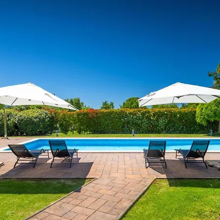 Villa Rustic Stancija Martina With Pool In Tinjan