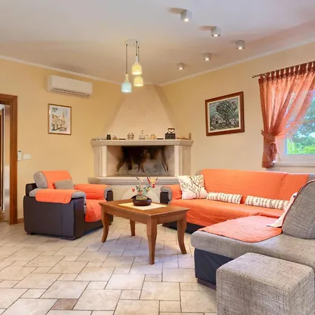 Rustic Stancija Martina With Pool In *