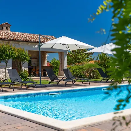 Rustic Stancija Martina With Pool In Villa Tinjan