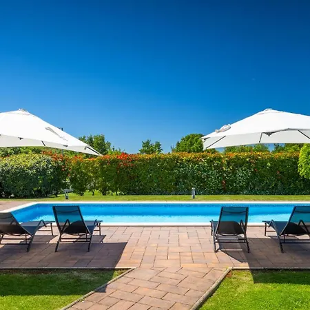 Rustic Stancija Martina With Pool In Villa