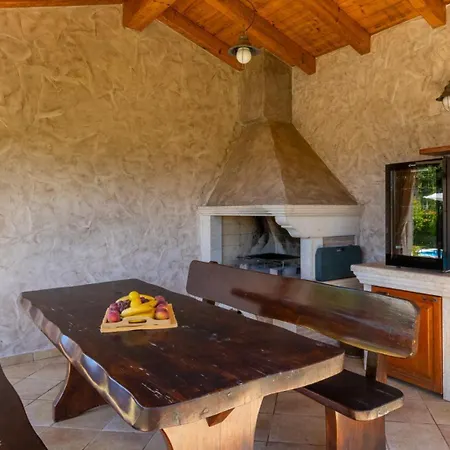 Rustic Stancija Martina With Pool In