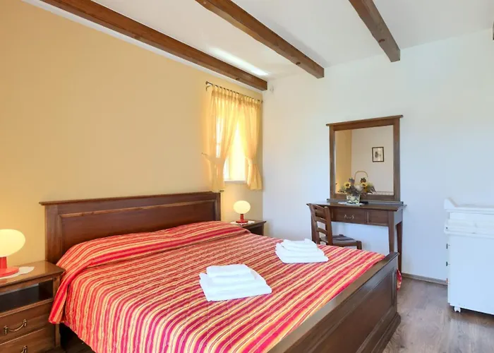 Rustic Stancija Martina With Pool In