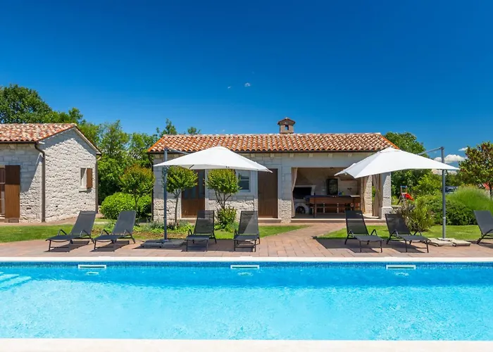 Rustic Stancija Martina With Pool In