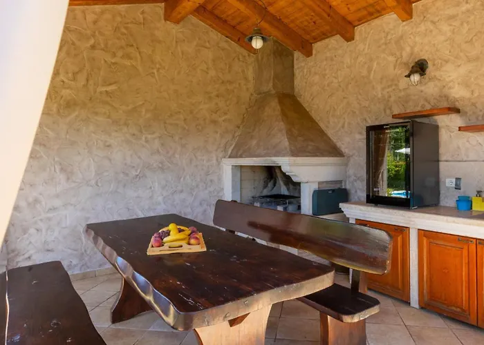 Rustic Stancija Martina With Pool In