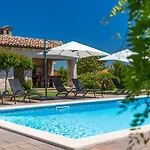 Rustic Stancija Martina With Pool In فيلة Tinjan