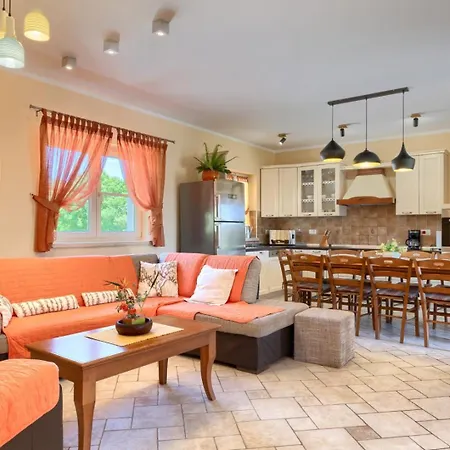 Rustic Stancija Martina With Pool In