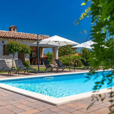 Βίλα Rustic Stancija Martina With Pool In *