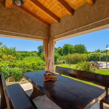 Rustic Stancija Martina With Pool In Βίλα