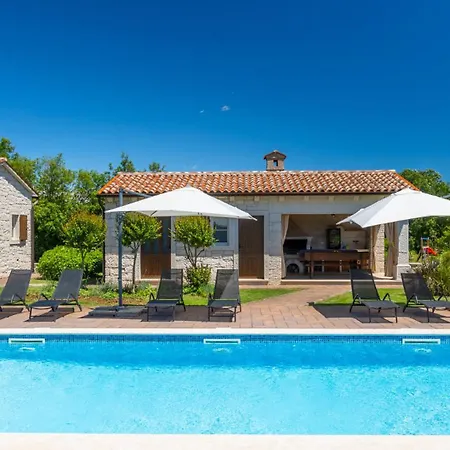 Rustic Stancija Martina With Pool In