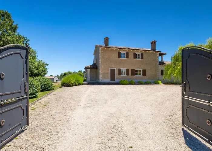 Rustic Stancija Martina With Pool In Villa Tinjan