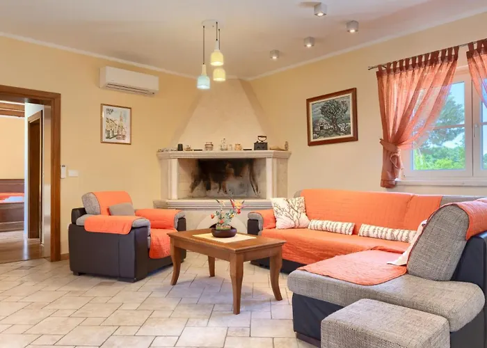 Villa Rustic Stancija Martina With Pool In