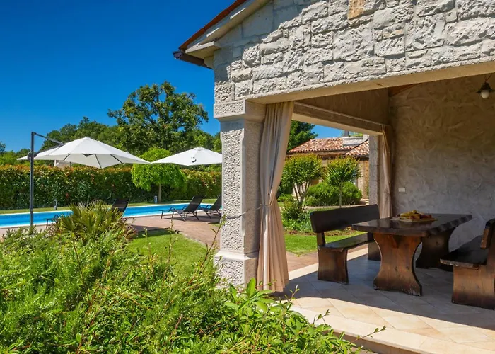 Villa Rustic Stancija Martina With Pool In Tinjan
